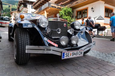 Saalbach-Hinterglemm, Avusturya-21 Haziran 2018: üzerinde 21 Haziran 2018 Saalbach-Hinterglemm, Avusturya için 1970'lerde duruyor üretilen Vintage araba Clenet oldsmobile kıdemli roadster.