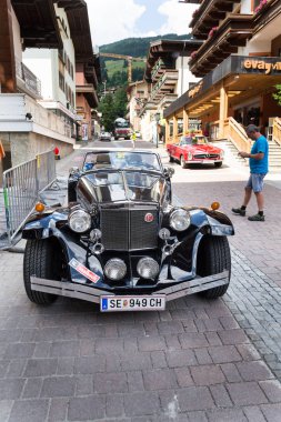 Saalbach-Hinterglemm, Avusturya-21 Haziran 2018: üzerinde 21 Haziran 2018 Saalbach-Hinterglemm, Avusturya için 1970'lerde duruyor üretilen Vintage araba Clenet oldsmobile kıdemli roadster.