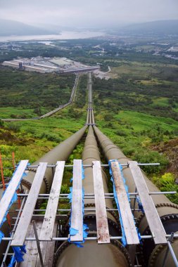Fort William alüminyum dökümcü su taşıyan savak bitki, Loch Linnhe arka plan, bulutlu, sisli yaz gün