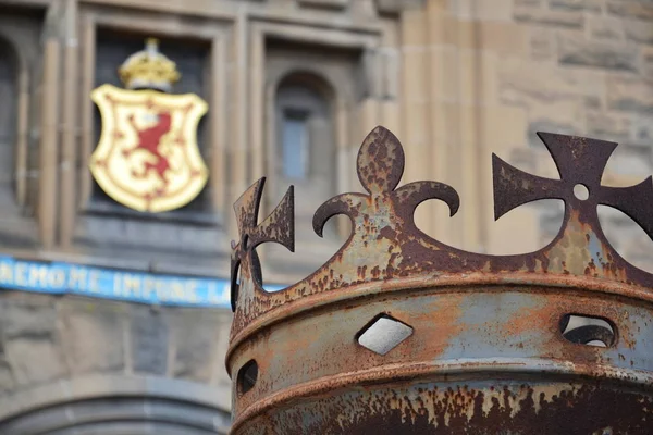 Crown Framför Porten Till Edinburgh Castle Royal Stuart Vapensköld Bakgrunden — Stockfoto