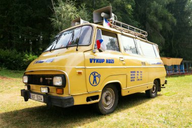 Dolni Kalna, Çek Cumhuriyeti - 25 Ağustos 2018: Deri ile Vintage araba Skoda 1203 oldsmobile kıdemli satın 25 Ağustos 2018 yılında Dolni Kalna, Çek Cumhuriyeti üzerinde yazıt duruyor.