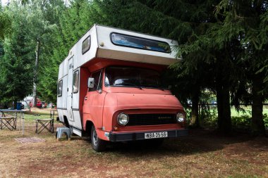 Dolni Kalna, Çek Cumhuriyeti - 25 Ağustos 2018: Vintage araba Skoda 1203 oldsmobile gazisi olarak karavan yaşayan ayakları üzerinde 25 Ağustos 2018 yılında Dolni Kalna, Çek Cumhuriyeti için uyarlanmış.