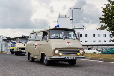 Vrchlabi, Çek Cumhuriyeti - 25 Ağustos 2018: Vrchlabi Skoda bitki 25 Ağustos 2018 Vrchlabi, Çek Cumhuriyeti için açık bırakmak Vintage araba Skoda 1203 ambulans oldsmobile gazisi.