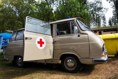 Dolni Kalna, Çek Cumhuriyeti - 25 Ağustos 2018: 25 Ağustos 2018 yılında Dolni Kalna, Çek Cumhuriyeti Vintage araba Skoda 1203 ambulans oldsmobile gazisi duruyor.
