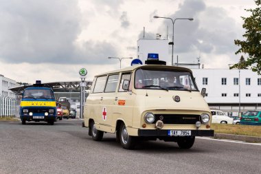 Vrchlabi, Çek Cumhuriyeti - 25 Ağustos 2018: Vrchlabi Skoda bitki 25 Ağustos 2018 Vrchlabi, Çek Cumhuriyeti için açık bırakmak Vintage araba Skoda 1203 ambulans oldsmobile gazisi.