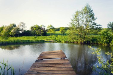 Çok ahşap iskele gölet günbatımı, renkli yaz gün boyunca yeni hayat değiştirmek kavramı, yeni bir başlangıç, yeni yıl çözünürlük, diyet ve sağlıklı yaşam tarzı