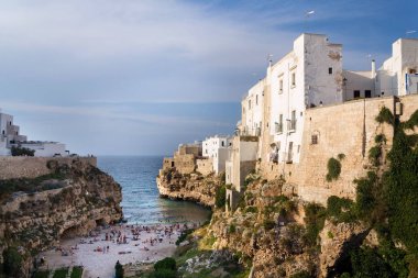Polignano A Mare, İtalya - 6 Temmuz 2018: Güzel insanlar Lama Monachile, Adriyatik Denizi, Apulia bölgesindeki Bari eyaletinde 6 Temmuz 2018 yılında Polignano a Mare, İtalya üzerinde plaj.