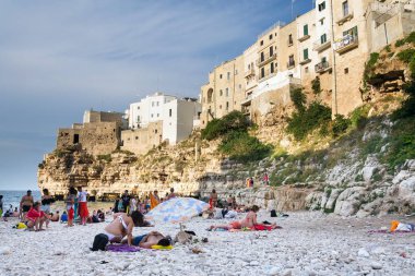 Polignano A Mare, İtalya - 6 Temmuz 2018: Güzel insanlar Lama Monachile, Adriyatik Denizi, Apulia bölgesindeki Bari eyaletinde 6 Temmuz 2018 yılında Polignano a Mare, İtalya üzerinde plaj.