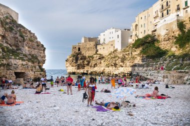 Polignano A Mare, İtalya - 6 Temmuz 2018: Güzel insanlar Lama Monachile, Adriyatik Denizi, Apulia bölgesindeki Bari eyaletinde 6 Temmuz 2018 yılında Polignano a Mare, İtalya üzerinde plaj.