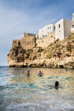 Polignano A Mare, İtalya - 6 Temmuz 2018: Güzel insanlar Lama Monachile, Adriyatik Denizi, Apulia bölgesindeki Bari eyaletinde 6 Temmuz 2018 yılında Polignano a Mare, İtalya üzerinde plaj.