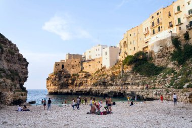 Polignano A Mare, İtalya - 6 Temmuz 2018: Güzel insanlar Lama Monachile, Adriyatik Denizi, Apulia bölgesindeki Bari eyaletinde 6 Temmuz 2018 yılında Polignano a Mare, İtalya üzerinde plaj.