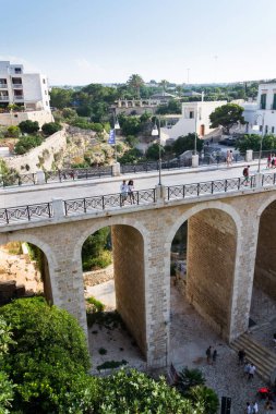 Polignano A Mare, İtalya - 6 Temmuz 2018: İnsanlar Ponte Lama Monachile Köprüsü, Adriyatik Denizi, Apulia, Bari eyaletinin üzerinde 6 Temmuz 2018 yılında Polignano a Mare, İtalya.
