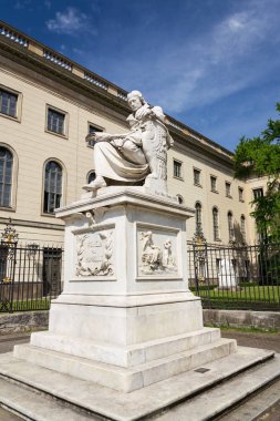 Humboldt Üniversitesi dışında Wilhelm von Humboldt heykelinden Martin Paul Otto, Berlin, Almanya, güneşli gün tarafından 1883