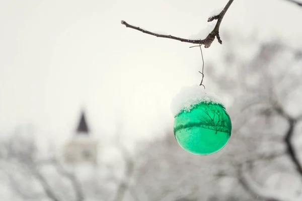 Boże Narodzenie Zielony Piłkę Rocznika Szkła Ozdoba Wiszące Drzewie Zewnątrz — Zdjęcie stockowe