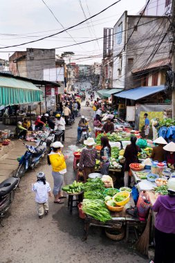 Dalat, Vietnam - Şubat 10: Yerel halkın 10 Şubat 2012 Dalat, Vietnam için gıda semt pazarı üzerinde satmak. 