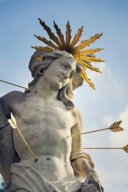 Saint Sebastian okları şehit heykel, Marian veba sütunu Saint Rosalia, Velehrad Manastırı, Moravia, Çek Cumhuriyeti, güneşli gün açık mavi gökyüzü ile vurdu