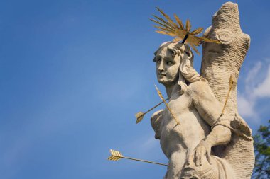 Saint Sebastian okları şehit heykel, Marian veba sütunu Saint Rosalia, Velehrad Manastırı, Moravia, Çek Cumhuriyeti, güneşli gün açık mavi gökyüzü ile vurdu