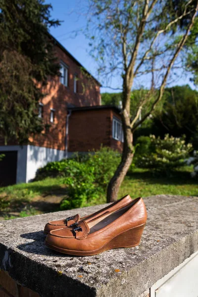 Zapatos Antiguos Vintage Con Tipificada Casa Ladrillo Rojo Familia Bata —  Fotos de Stock