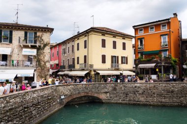 Sirmione, İtalya - 31 Temmuz 2016: Sirmione, İtalya için 31 Temmuz 2016 üzerinde renkli sokaklarda yürüyen turist.
