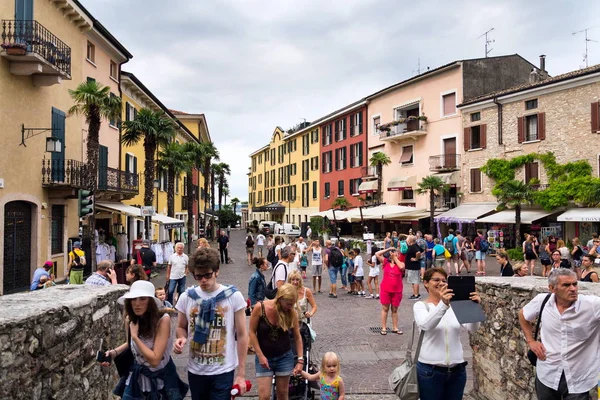 Sirmione Italia Julio 2016 Turistas Caminando Por Coloridas Calles Julio —  Fotos de Stock