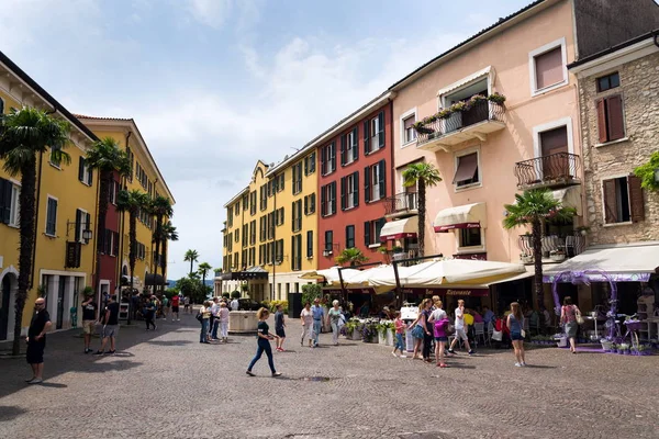 Sirmione Itália Julho 2016 Turistas Andando Ruas Coloridas Julho 2016 — Fotografia de Stock