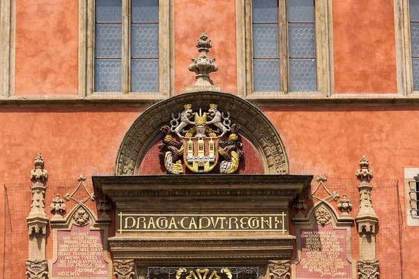 プラハ旧市庁舎 Kriz 旧市街広場 プラハ チェコ共和国 ユネスコ世界遺産 晴れた日の美しいルネッサンス ウィンドウの紋章 — ストック写真