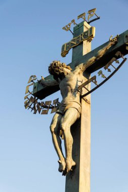 Güzel İsa'nın çarmıha germe bronz heykel gündoğumu, heykel Calvary, Charles Köprüsü, Prague, Çek Cumhuriyeti, güneşli bir gün, St. Haç sırasında açık gökyüzü