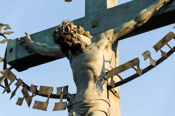 Krásná Socha Bronzová Ukřižování Ježíše Krista Při Východu Slunce Sochy — Stock fotografie