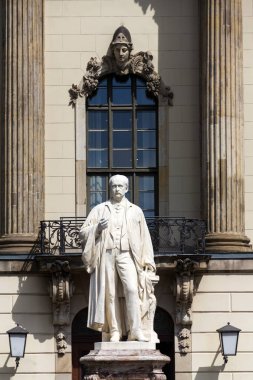Hermann von Helmholtz heykeli önünde heykeltıraş Ernts Herter 1899 Humboldt Üniversitesi, Berlin, Almanya, güneşli bir gün