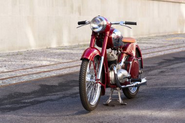 Prague, Çek Cumhuriyeti - 8 Mart 2018: üretilen kırmızı vintage motosiklet detayını Jawa 125 eski Çekoslovakya yolda üzerinde duran 8 Mart 2018 Prag, Çek Cumhuriyeti.