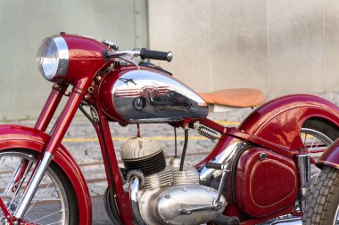 Prague, Çek Cumhuriyeti - 8 Mart 2018: üretilen kırmızı vintage motosiklet detayını Jawa 125 eski Çekoslovakya yolda üzerinde duran 8 Mart 2018 Prag, Çek Cumhuriyeti.