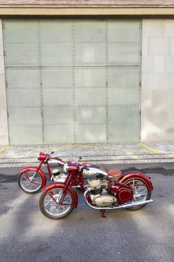 Prag, Çek Cumhuriyeti - 8 Mart 2018: Jawa 125 kırmızı vintage motosiklet ve Jawa 500 eski Çekoslovakya kürsüye yolda 8 Mart 2018 Prag, Çek Cumhuriyeti üretti.
