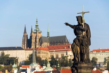 Arka plan, Prague, Çek Cumhuriyeti, güneşli bir gün, açık gökyüzü heykel Saint John the Baptist Charles Köprüsü Prague Castle işaret üzerinde ve St. Vitus Katedrali
