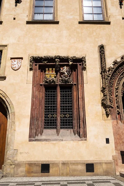 Escudo Armas Praga República Checa Hermosa Ventana Renacentista Del Ayuntamiento — Foto de Stock