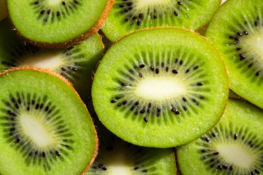 Masanın üzerinde düz yatıyordu görünüm, sağlıklı beslenme yatan Yeşil taze Kivi Meyve adet dilimlenmiş