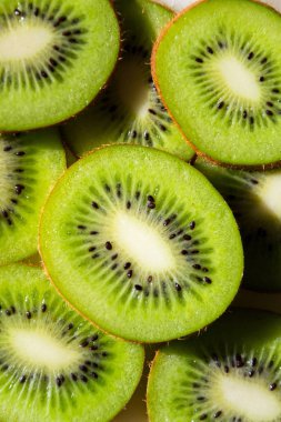 Masanın üzerinde düz yatıyordu görünüm, sağlıklı beslenme yatan Yeşil taze Kivi Meyve adet dilimlenmiş