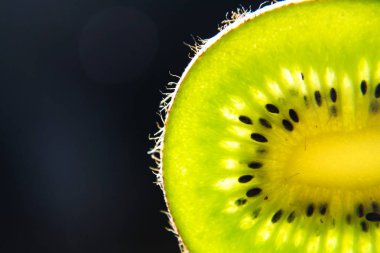 Yeşil taze kivi dilimlenmiş meyve parça standları arkadan aydınlatmalı, sağlıklı beslenme, yeni yıl çözünürlük kavramı