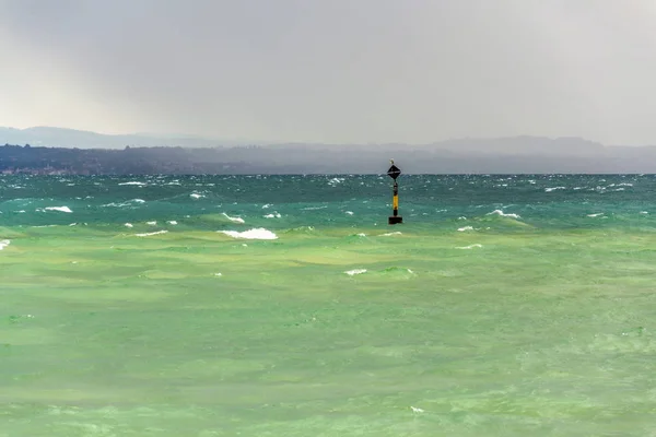 Schwarz Gelbe Boje Turbulenten Blaugrünen Wellen Gardasee Windig Bewölkt Neblig — Stockfoto