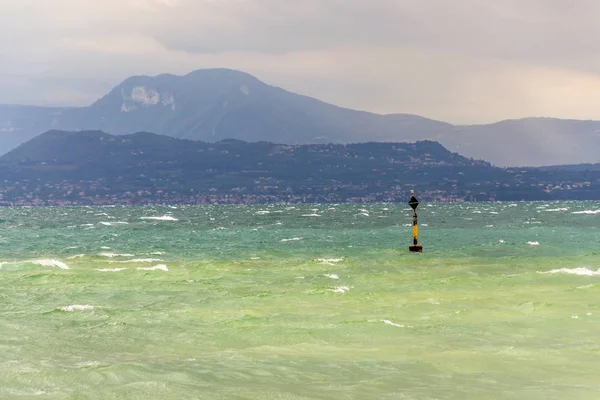 Boya Negra Amarilla Las Turbulentas Olas Verdes Azules Lago Lago — Foto de Stock