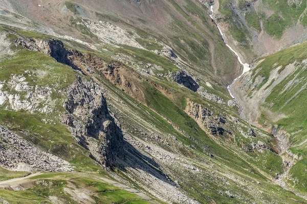 美しいユニークな岩の地質リヴィーニョ イタリア 晴れた日の周り折りたたみ夏の風景 — ストック写真