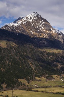 Kar üzerinde Hintereggkogel ve Ochsenbug dağ zirveleri Ski resort Matrei Osttirol, Avusturya, güneşli bir günde