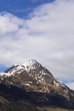 Kar üzerinde Hintereggkogel ve Ochsenbug dağ zirveleri Ski resort Matrei Osttirol, Avusturya, güneşli bir günde