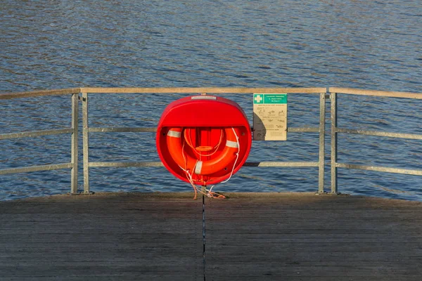 Kırmızı Lifebuoy Asılı Ahşap Iskele Jordan Gölet Tabor Çek Cumhuriyeti — Stok fotoğraf