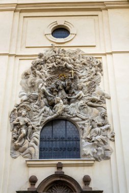 Kabartma heykel cephesinde, Kilisesi Saint James büyük Minorite Manastırı eski Town, Prague, Çek Cumhuriyeti, güneşli gün ile