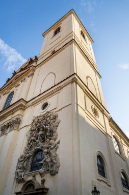 Kabartma heykel cephesinde, Kilisesi Saint James büyük Minorite Manastırı eski Town, Prague, Çek Cumhuriyeti, güneşli gün ile