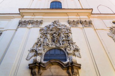 Kabartma heykel cephesinde, Kilisesi Saint James büyük Minorite Manastırı eski Town, Prague, Çek Cumhuriyeti, güneşli gün ile