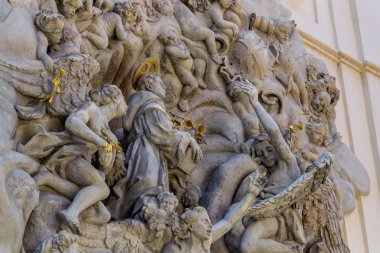 Kabartma heykel cephesinde, Kilisesi Saint James büyük Minorite Manastırı eski Town, Prague, Çek Cumhuriyeti, güneşli gün ile