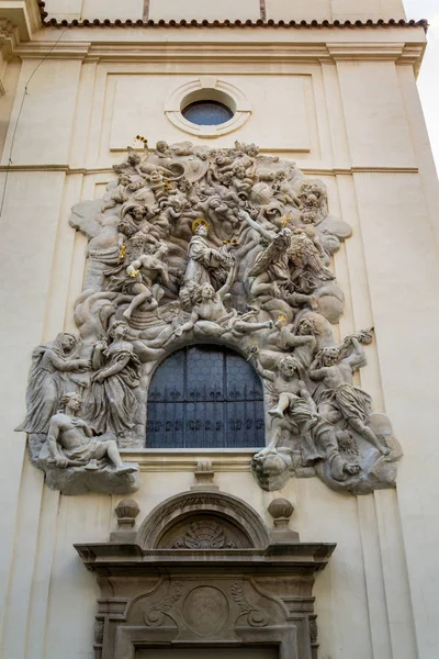 教会の聖ジェームズのより古い町のプラハ チェコ共和国 晴れた日の Minorite 修道院のファサードにレリーフ彫刻 — ストック写真