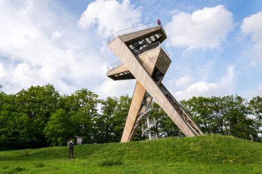 Gözlem güvertesinde güzel Salas Gözcü Kulesi, Uherske Hradiste bölgesinde, Zlin bölgesi, Moravia, Çek Cumhuriyeti, yaz mavi bulutlu gökyüzü kopya alanı