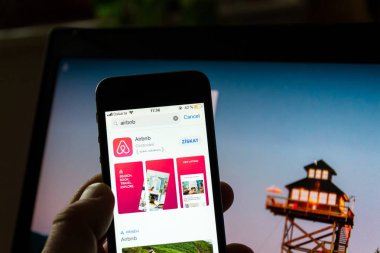 Prague, Çek Cumhuriyeti - 21 Kasım 2018: Airbnb şirket logo üstünde hareket eden app telefon perde ile Internet ana sayfasının arka planda üzerinde 21 Kasım 2018 Prag, Çek Cumhuriyeti. 